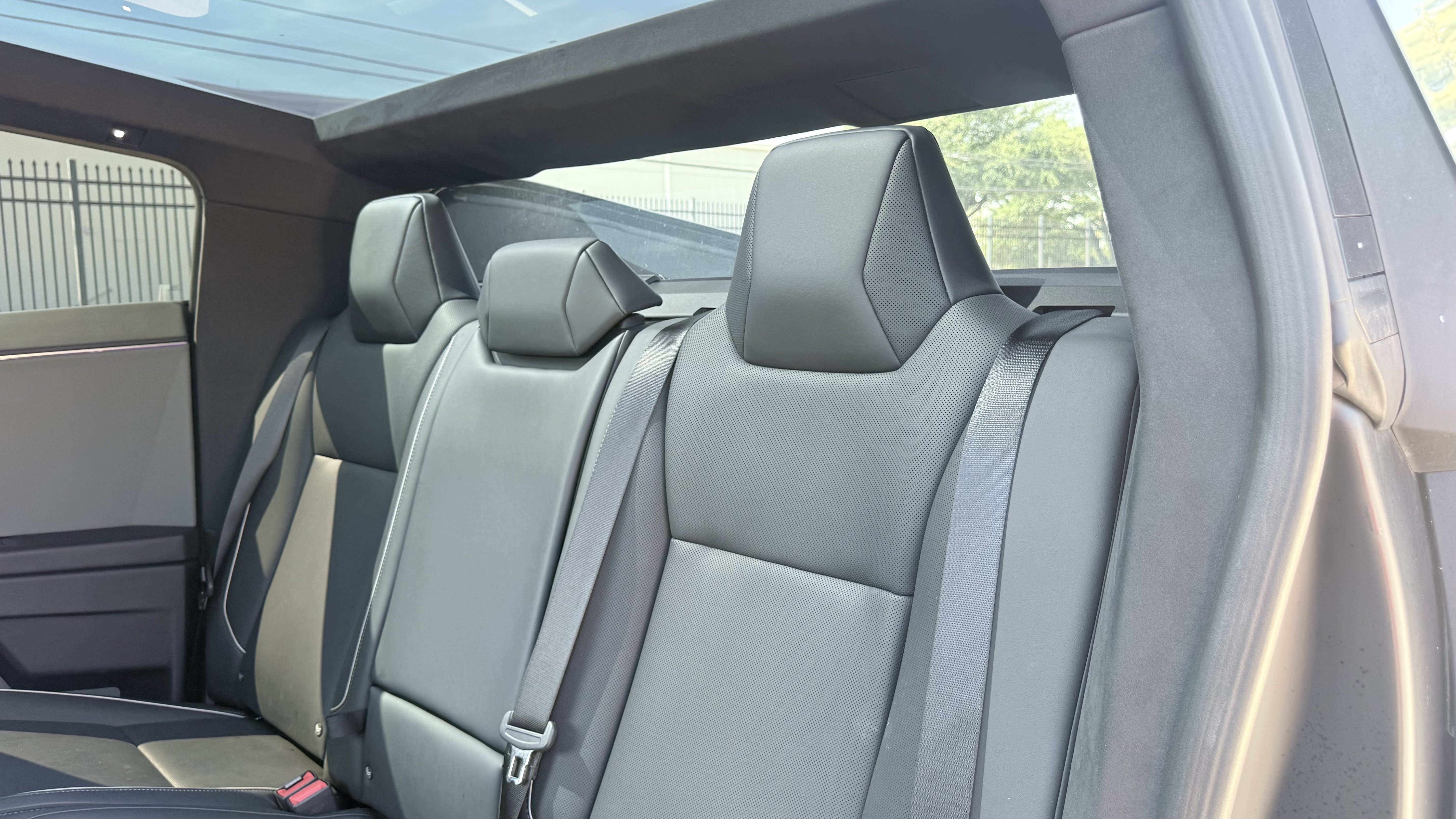 Used 2025 Tesla Cybertruck AWD Crew Cab image 39
