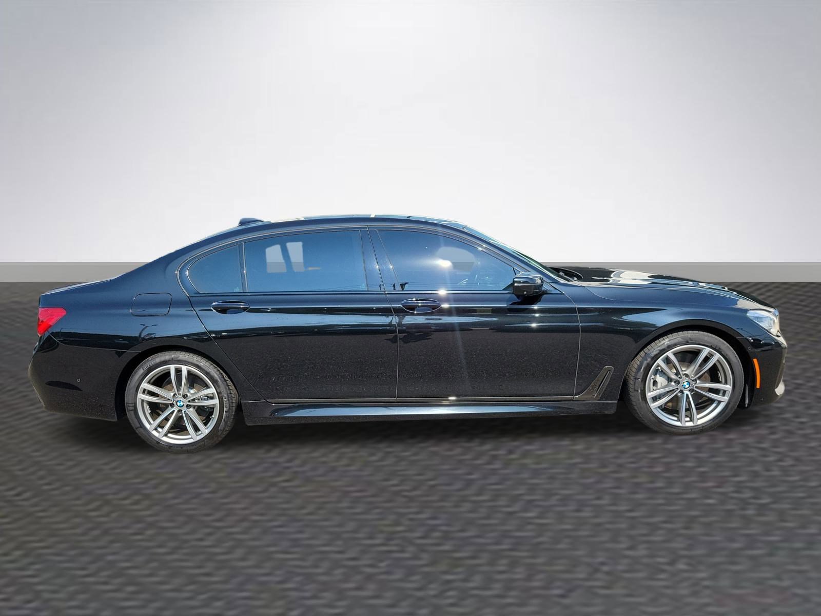 Used 2019 BMW 750i xDrive w/ Executive Package image 4