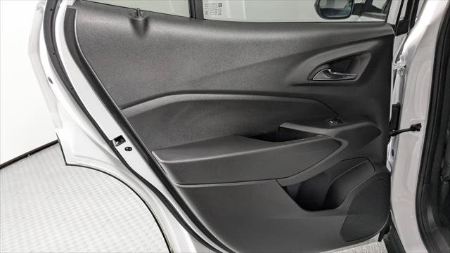 Used 2025 Chevrolet Trax RS w/ Sunroof Package FWD image 17