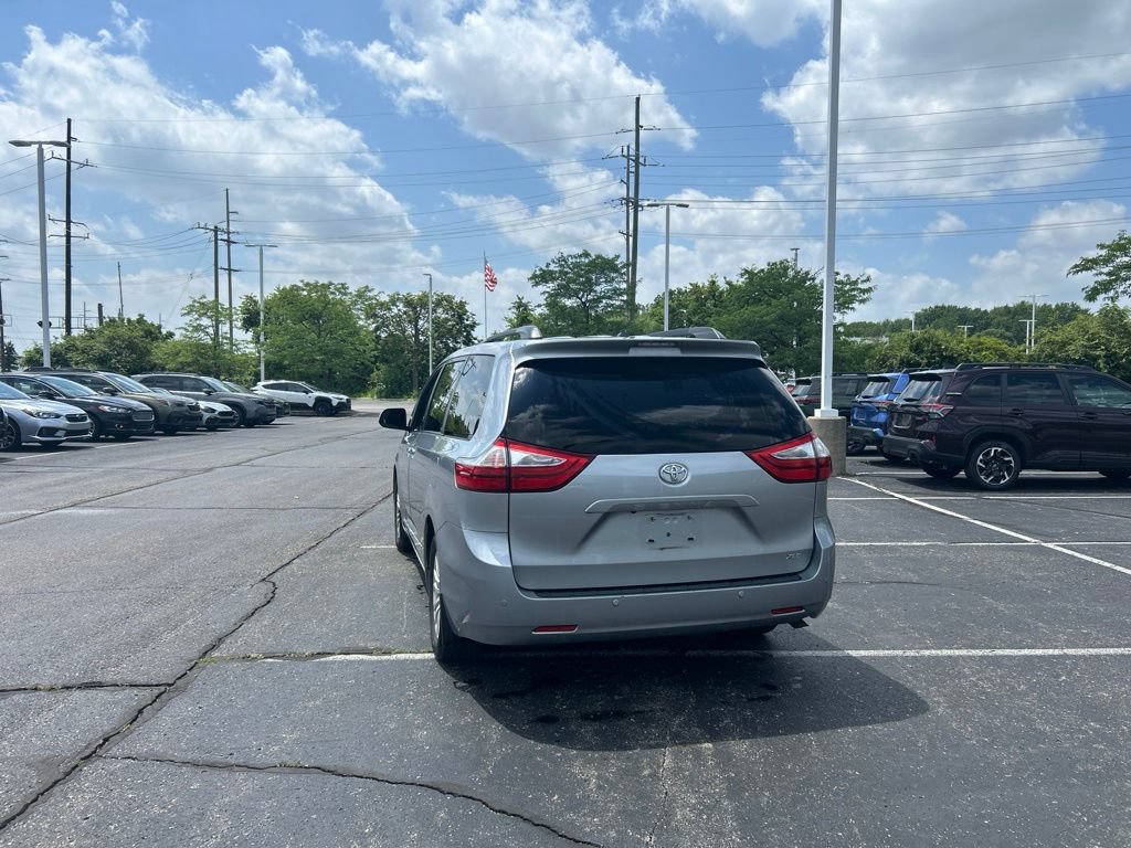 Used 2017 Toyota Sienna XLE Premium FWD image 3