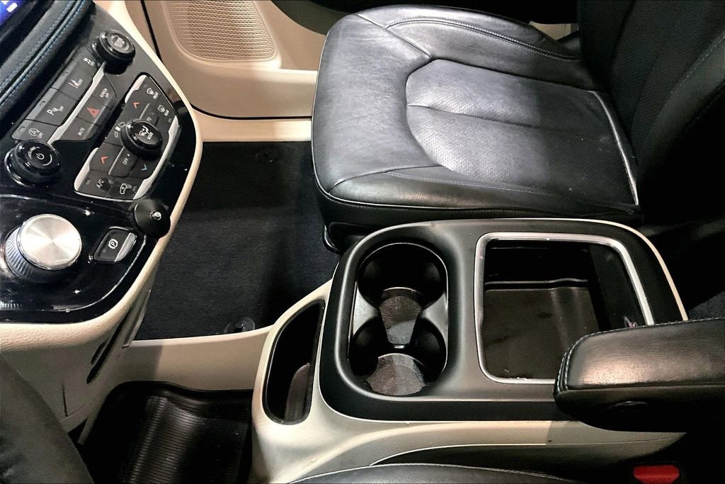 Used 2021 Chrysler Pacifica Touring-L image 16