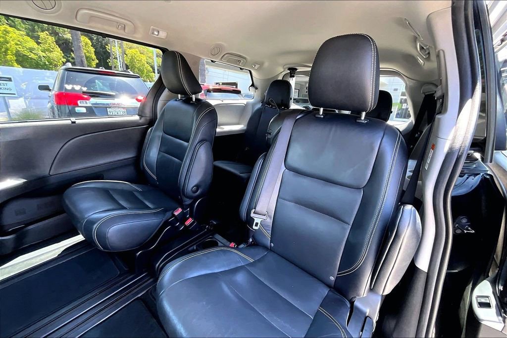 Used 2019 Toyota Sienna SE FWD image 15