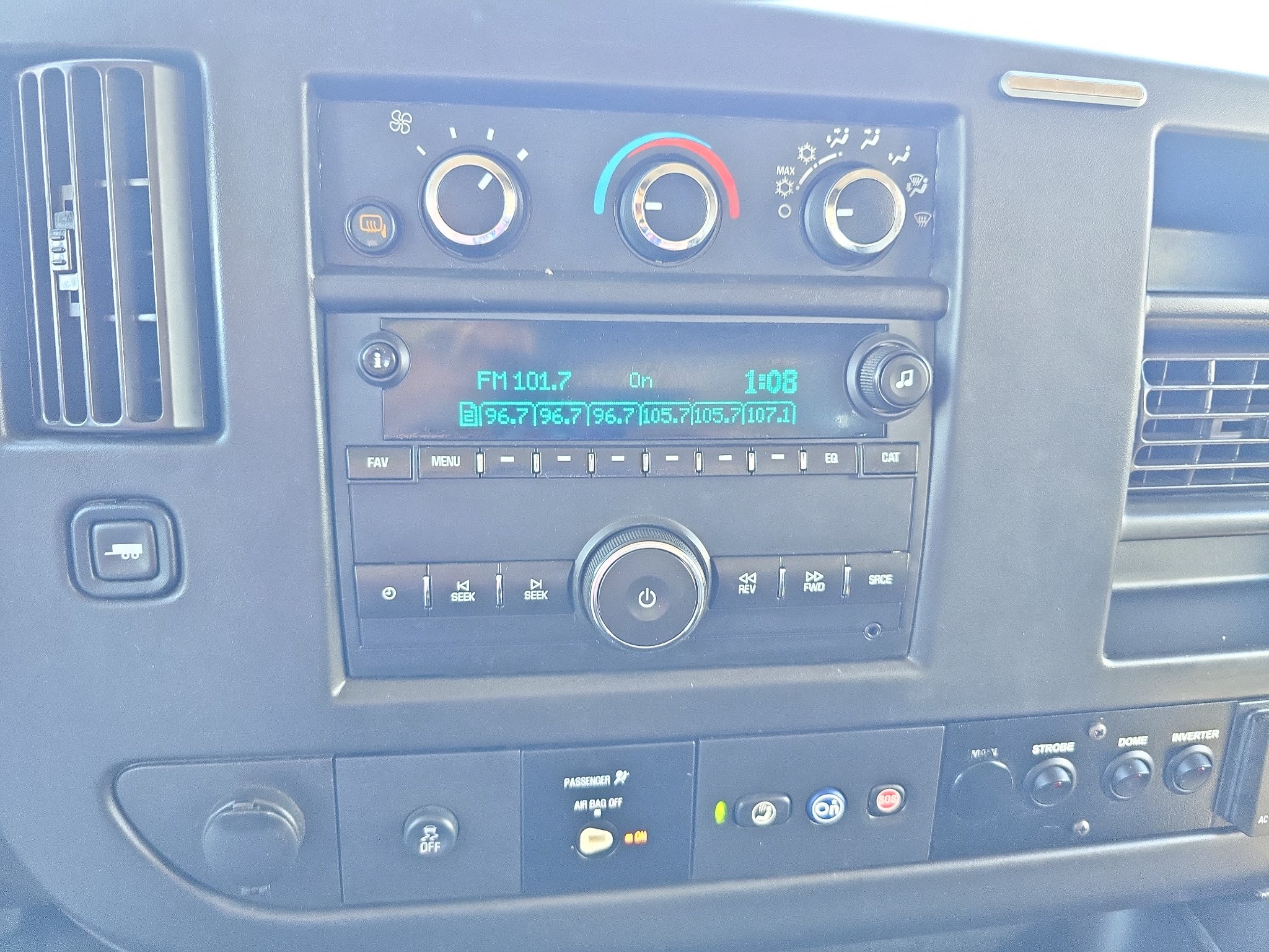 Used 2018 Chevrolet Express 2500 w/ Driver Convenience Package RWD image 25