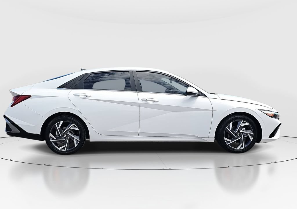Used 2025 Hyundai Elantra SEL FWD image 4
