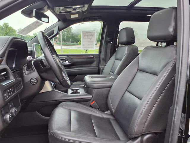 Used 2023 Chevrolet Suburban LT w/ Luxury Package RWD image 18