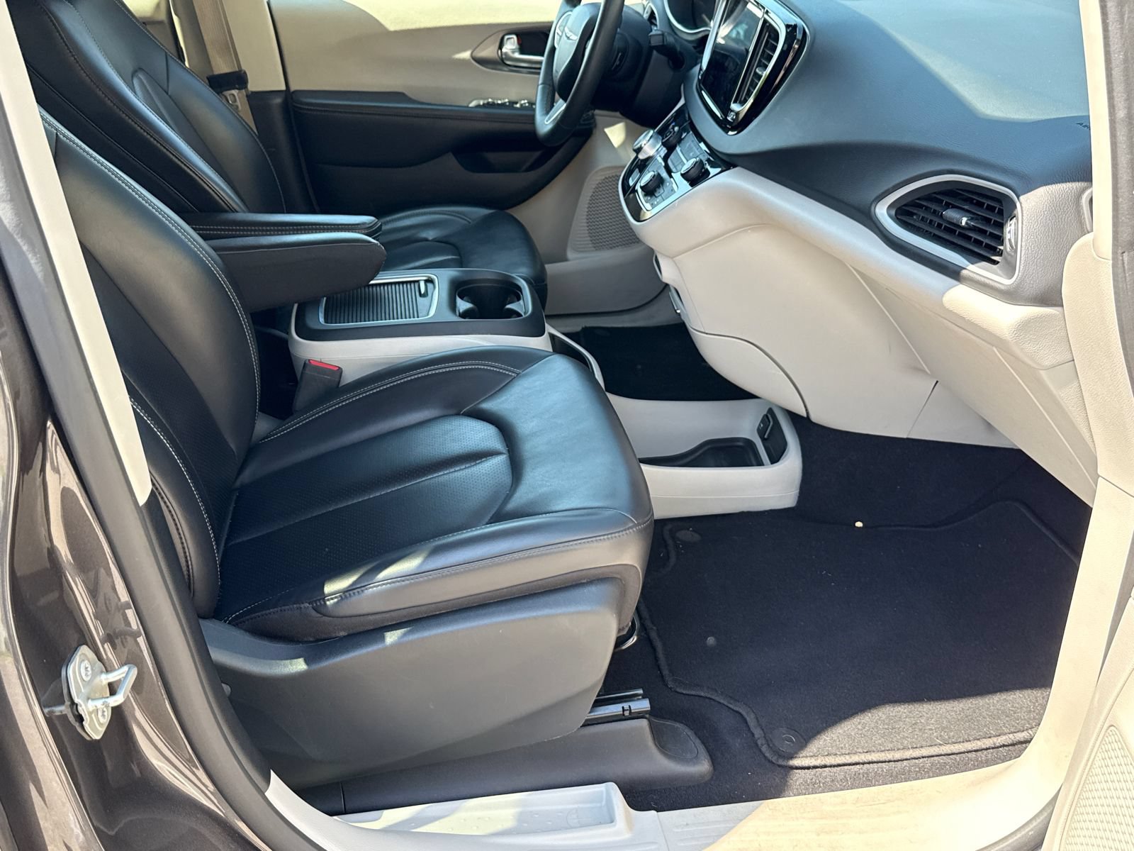 Used 2023 Chrysler Pacifica Touring-L FWD image 13