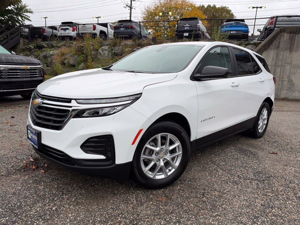 Used 2024 Chevrolet Equinox LS w/ LS Convenience Package FWD image 2