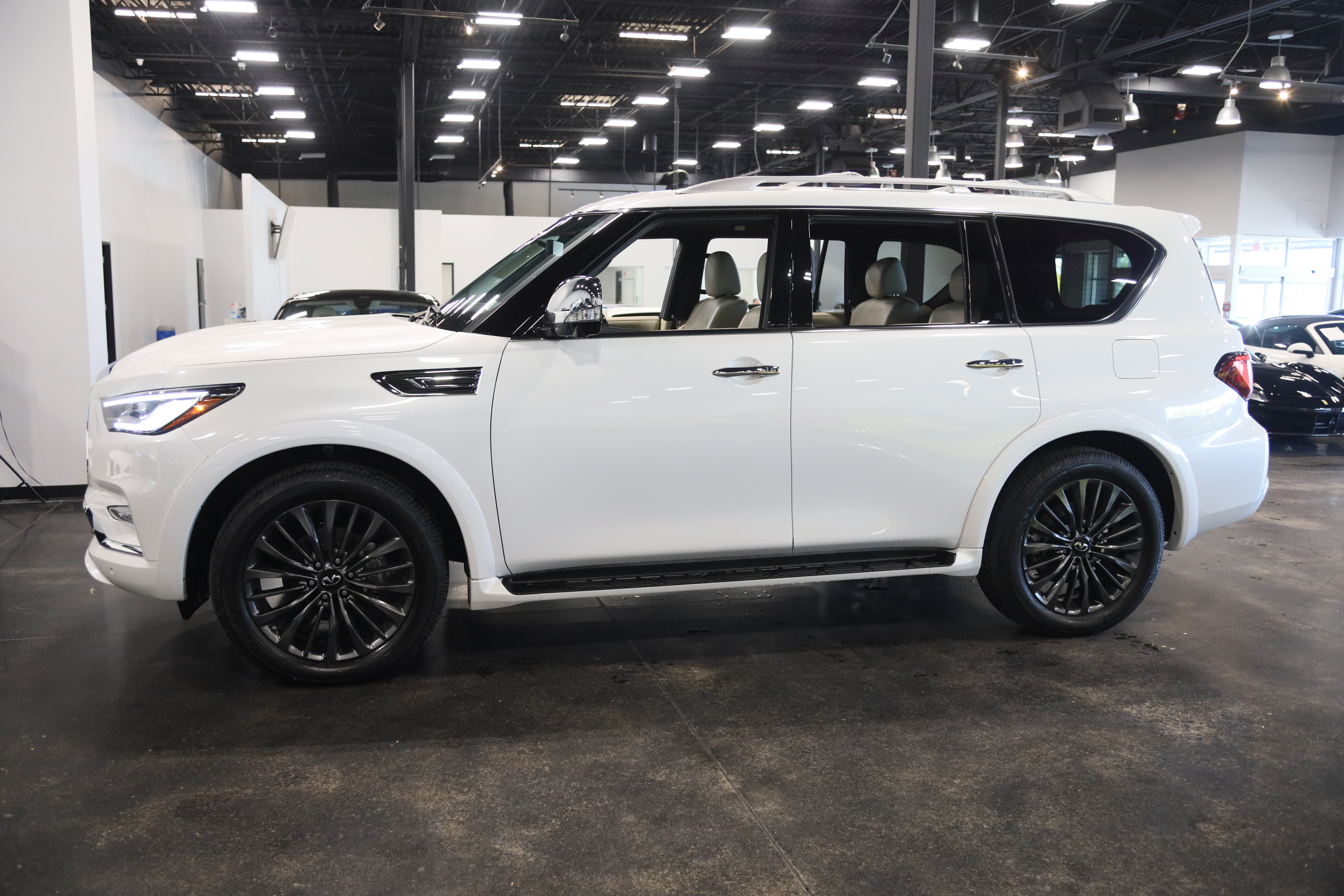 Used 2024 INFINITI QX80 Sensory w/ Cargo Package AWD/4WD image 9