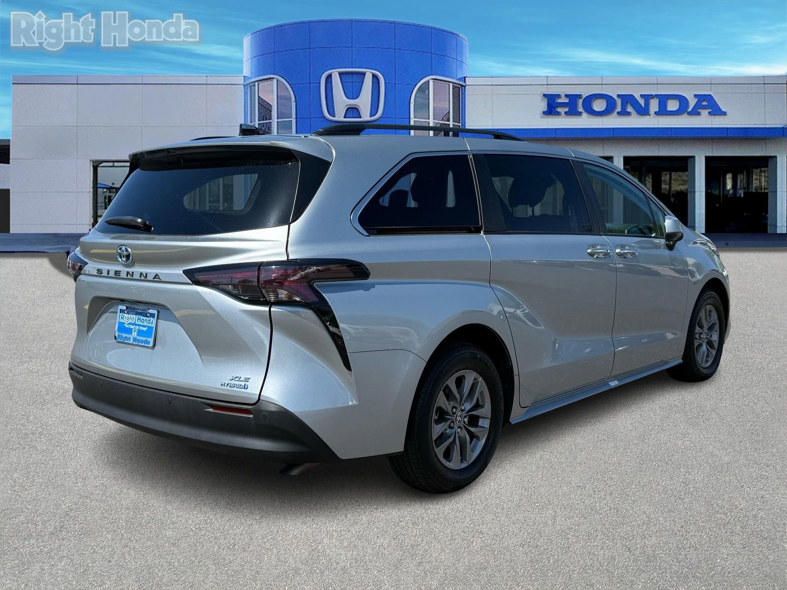 Used 2024 Toyota Sienna XLE FWD image 8