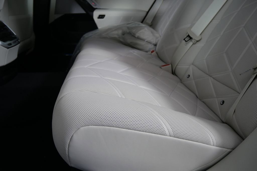 Used 2025 BMW i7 xDrive60 w/ Premium Package image 15