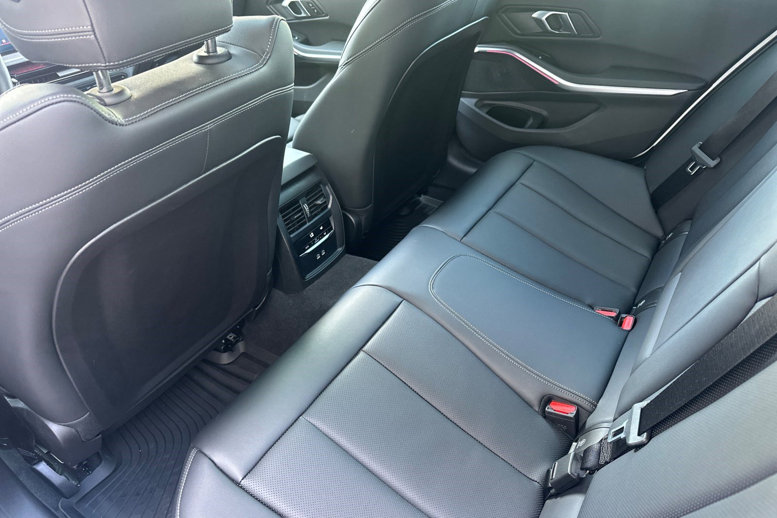 Used 2025 BMW 330i Sedan w/ Convenience Package image 15