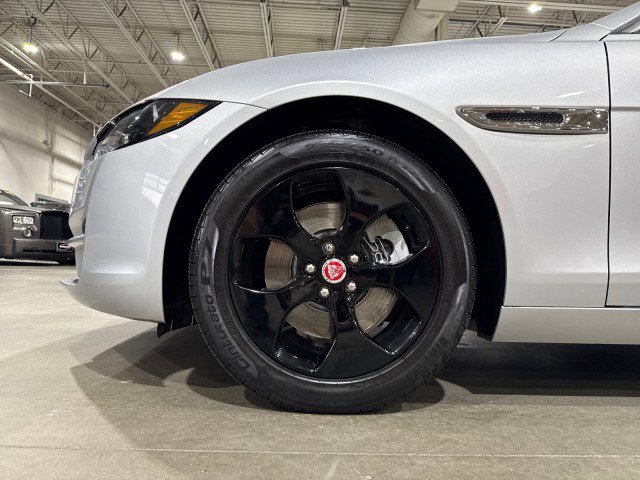 Used 2017 Jaguar XE Premium image 19