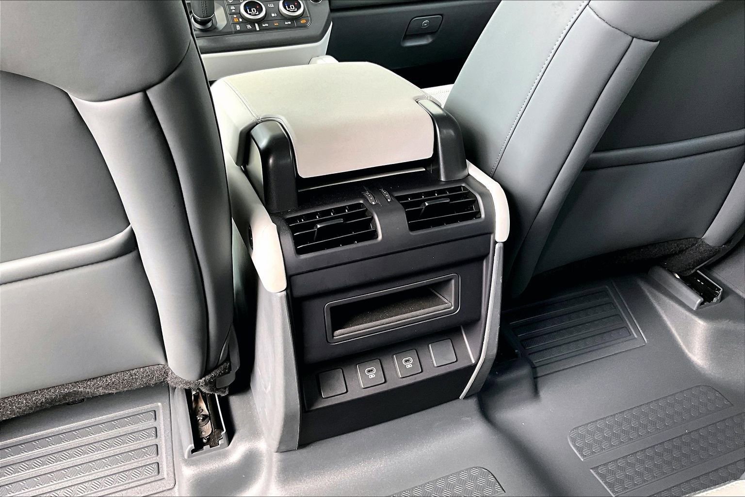 Used 2025 Land Rover Defender 110 S image 33