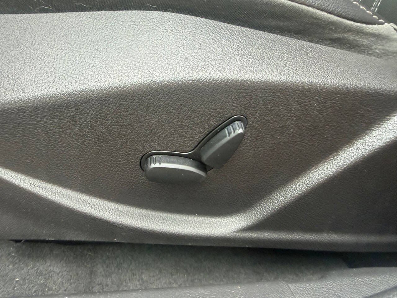 Used 2013 Ford Focus Titanium FWD image 12