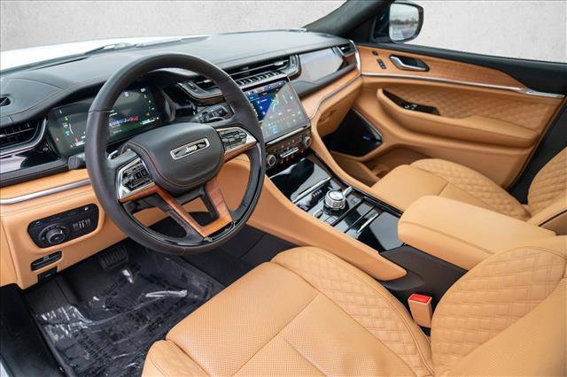 Used 2023 Jeep Grand Cherokee Summit AWD/4WD image 4