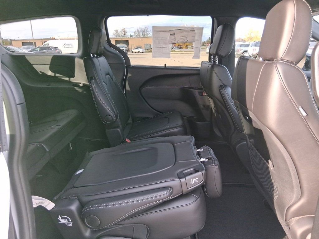 New 2026 Chrysler Pacifica Select image 29