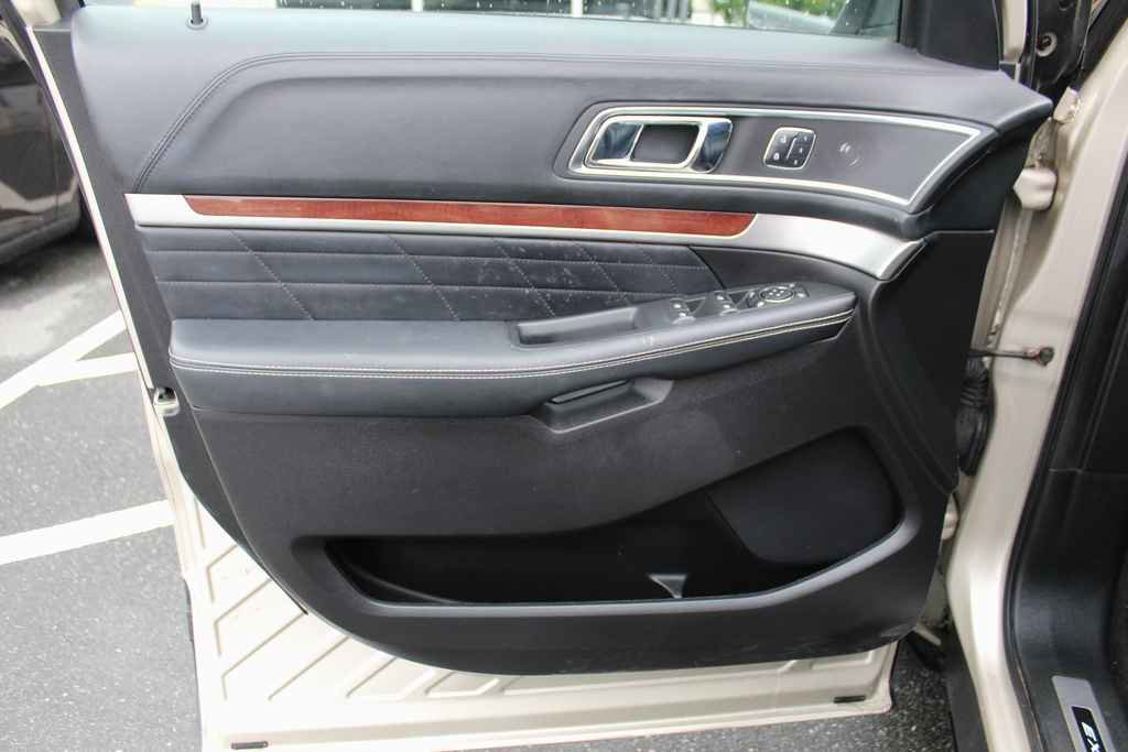 Used 2017 Ford Explorer Platinum AWD/4WD image 9
