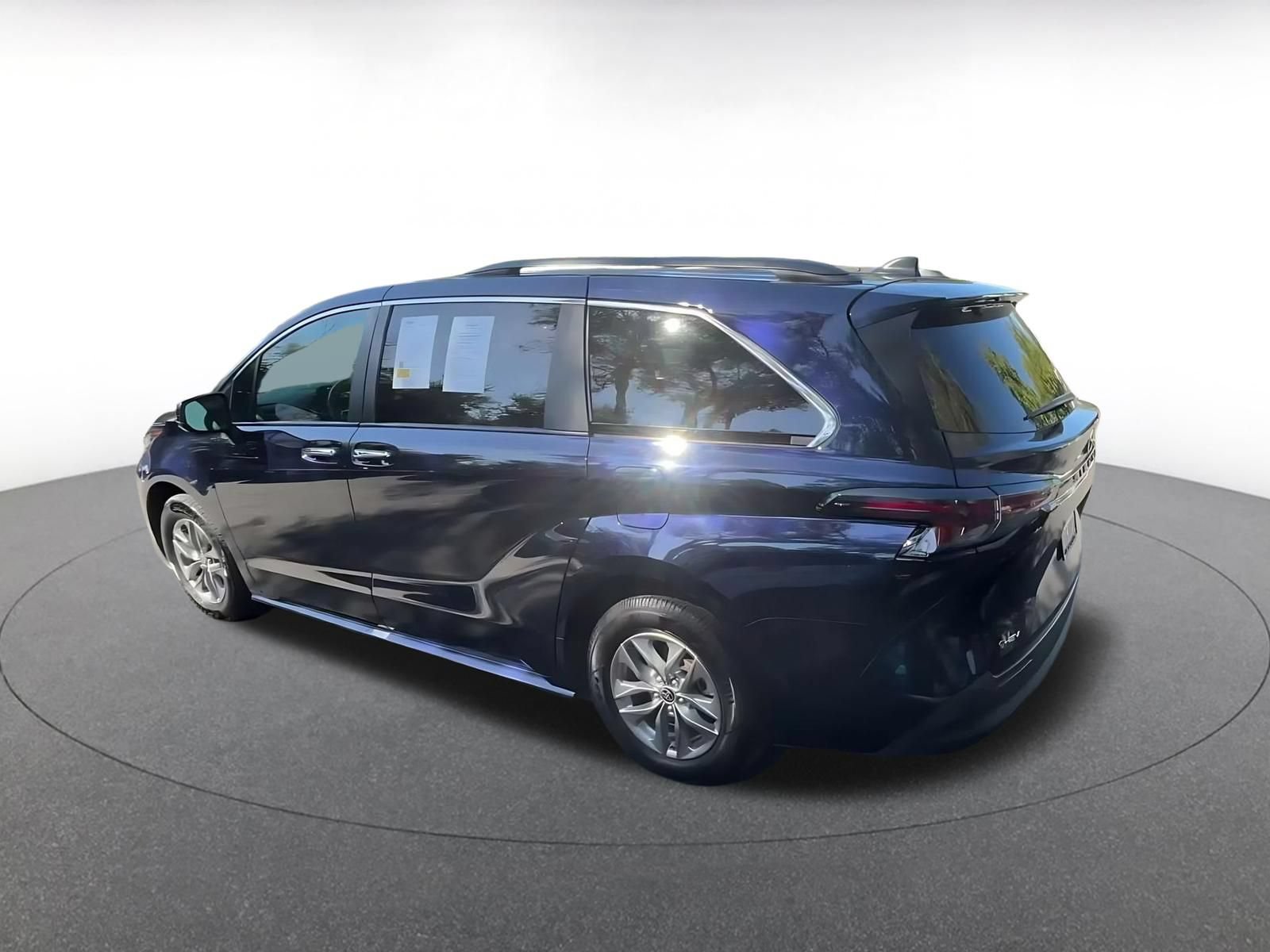 Used 2025 Toyota Sienna XLE FWD image 9