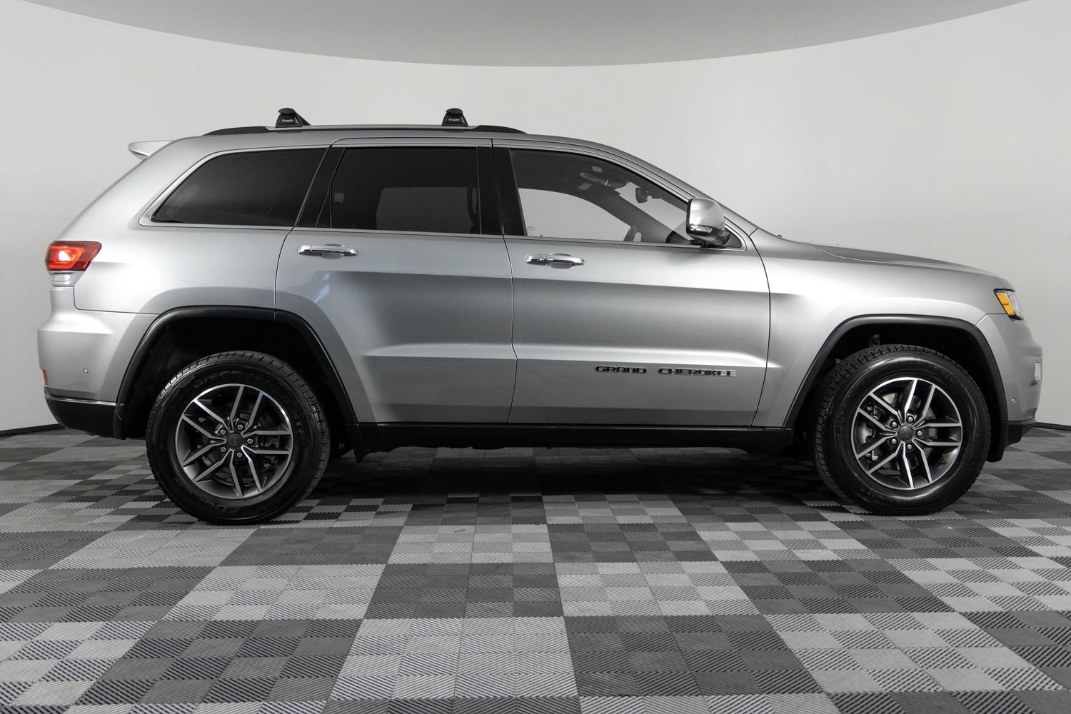 Used 2021 Jeep Grand Cherokee Limited AWD/4WD image 9