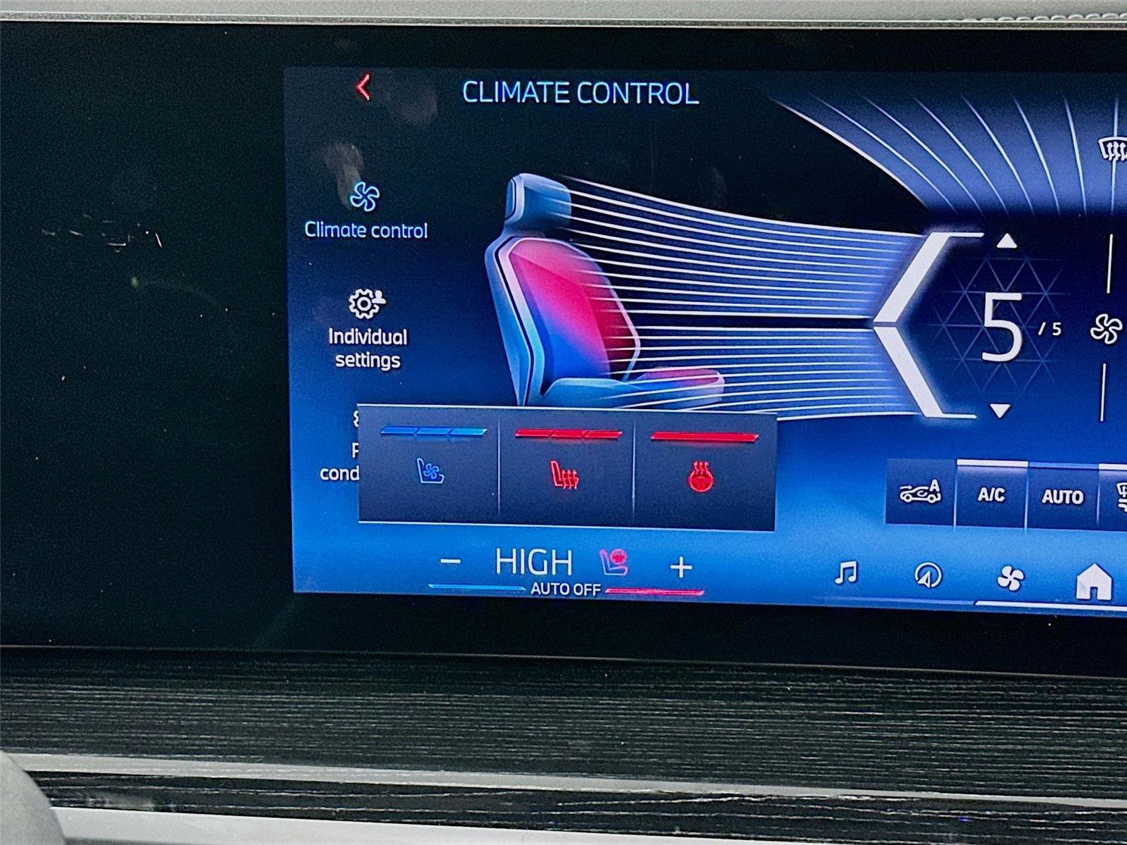 Used 2025 BMW X7 M60i w/ Executive Package image 21