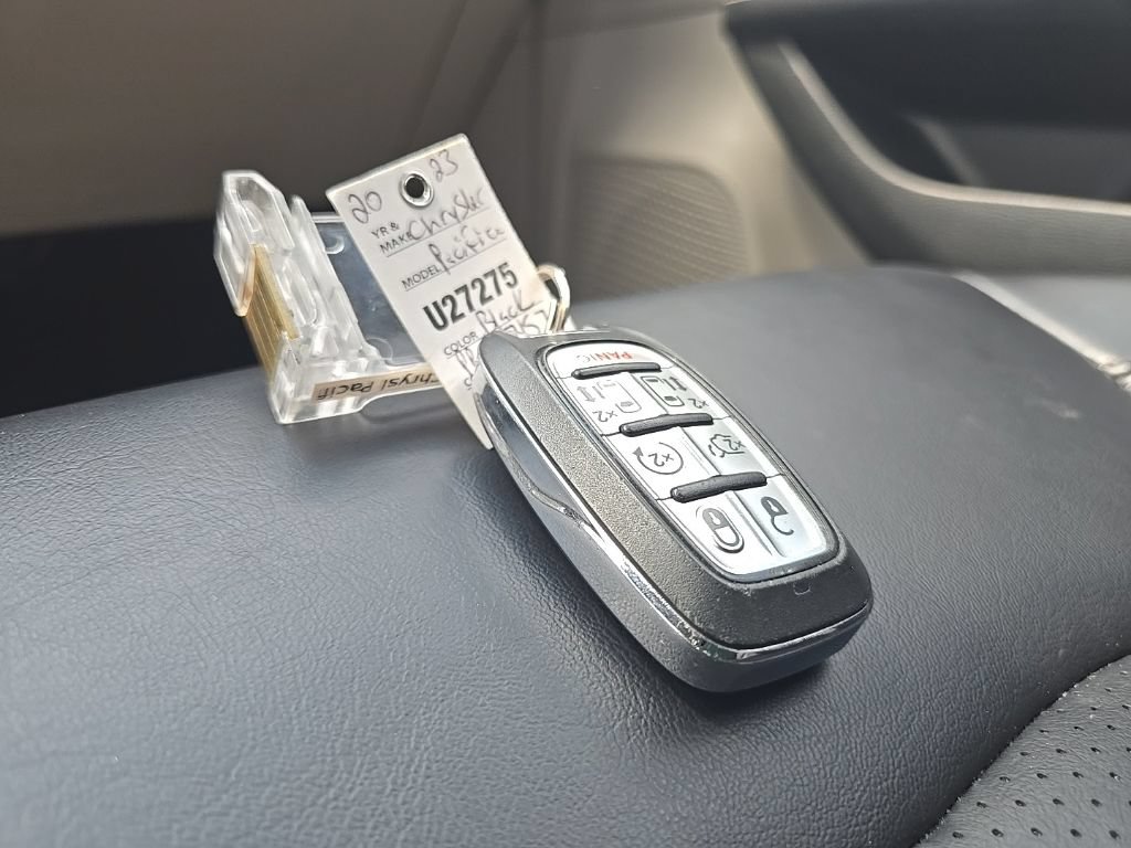Used 2023 Chrysler Pacifica Touring-L FWD image 12