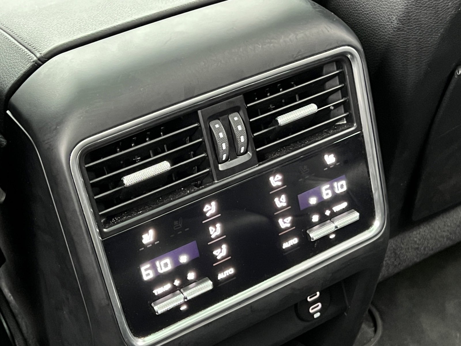 Certified 2022 Porsche Cayenne Platinum Edition image 18