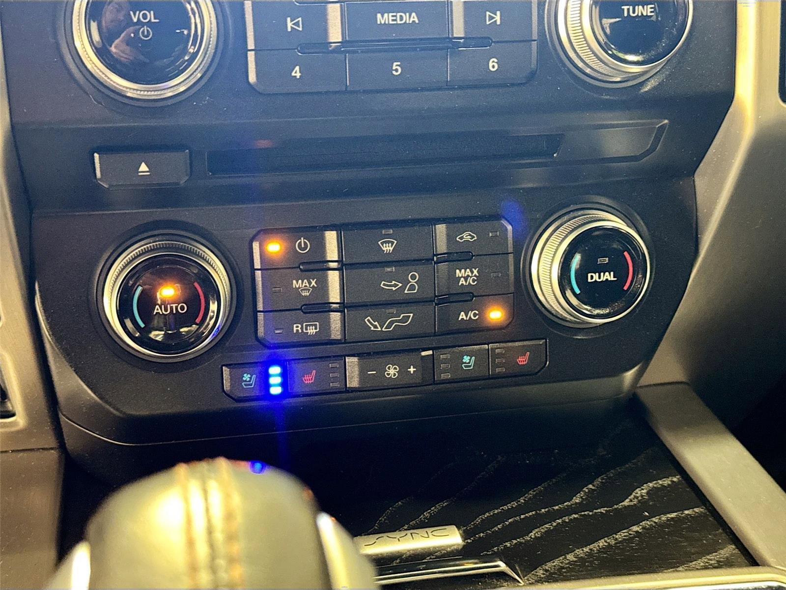 Used 2018 Ford F150 Platinum w/ Equipment Group 701A Luxury AWD/4WD image 16