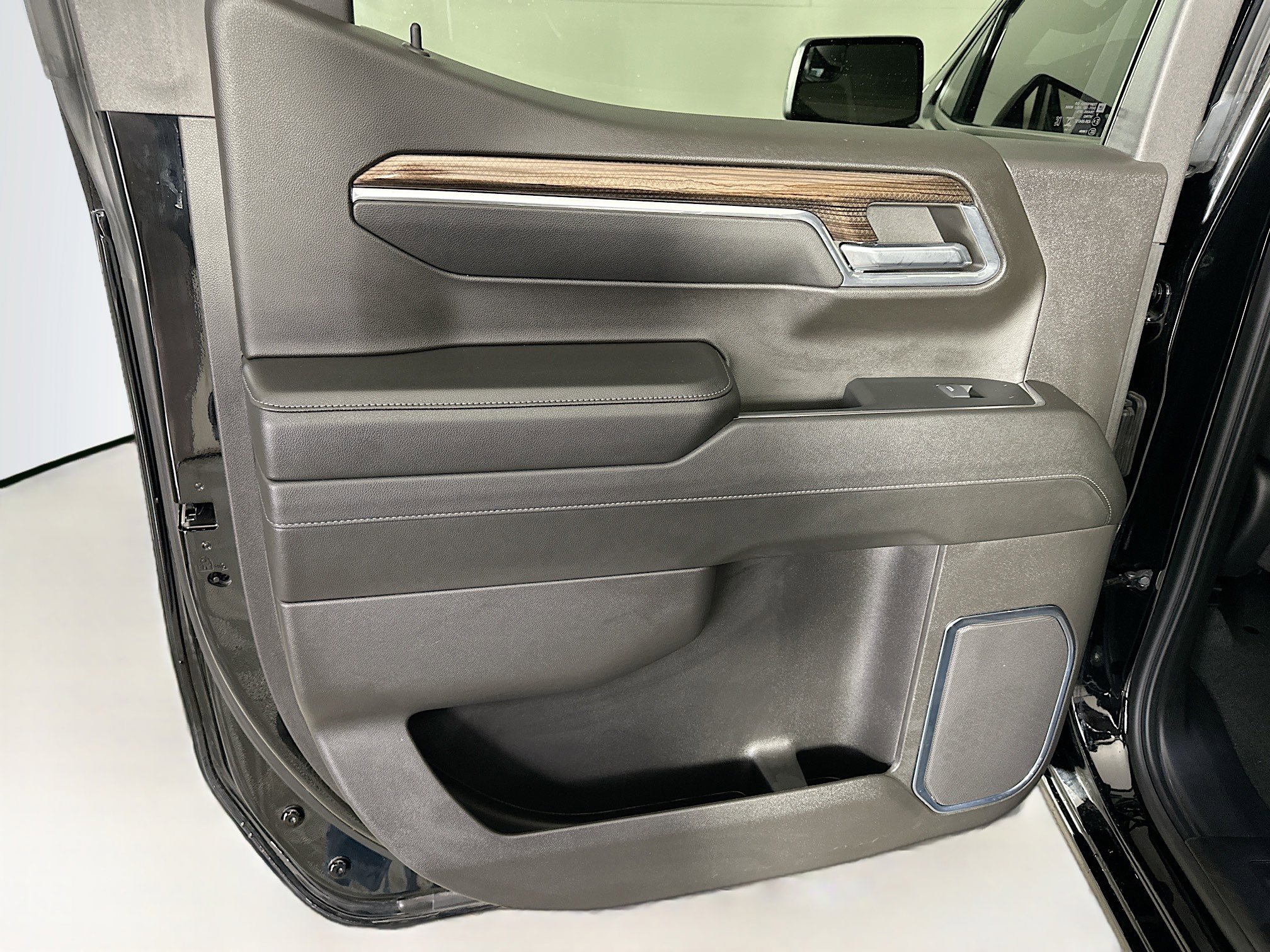 Used 2024 Chevrolet Silverado 1500 LT image 25