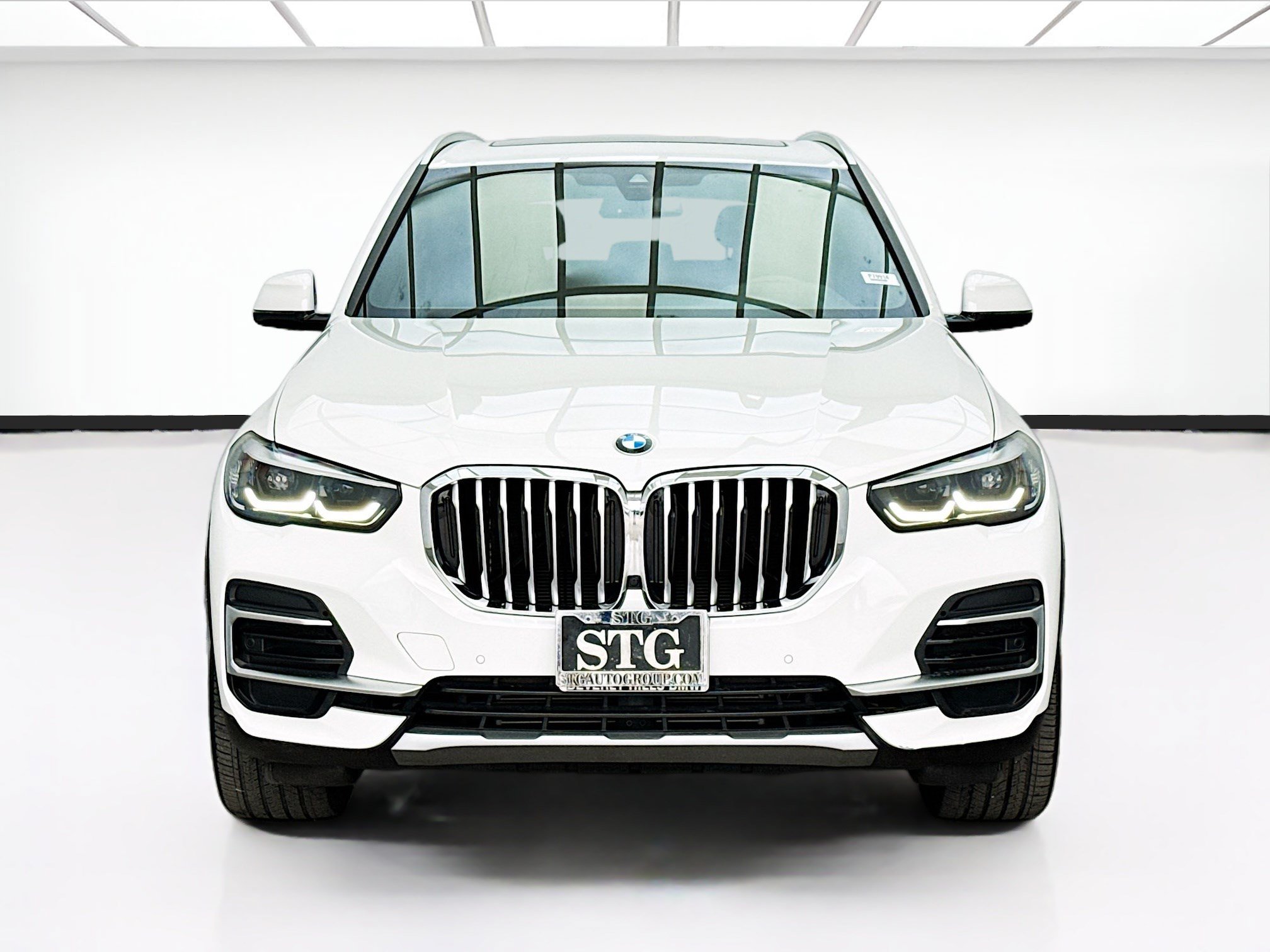 Used 2023 BMW X5 sDrive40i RWD image 2