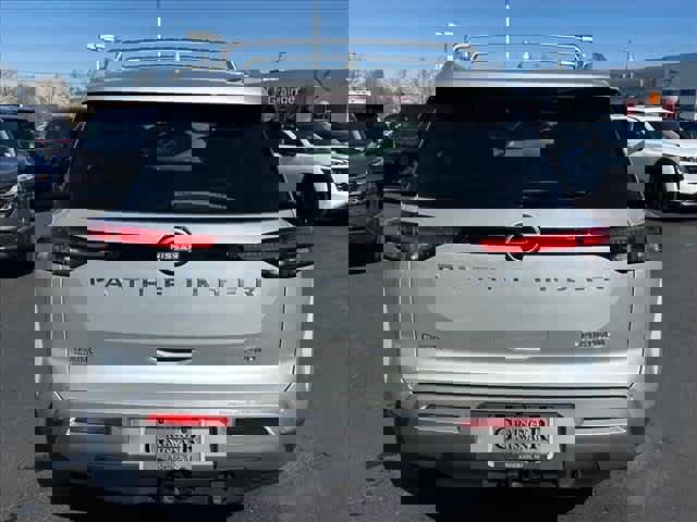 Used 2023 Nissan Pathfinder Platinum AWD/4WD image 4