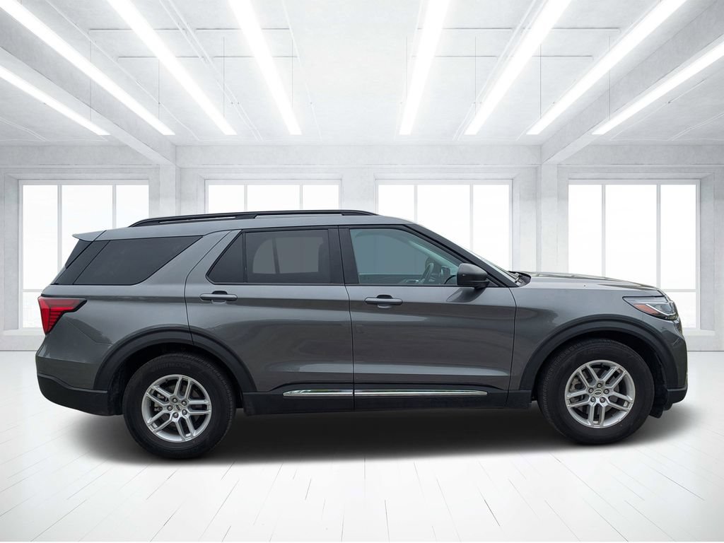 Used 2025 Ford Explorer Active RWD image 2