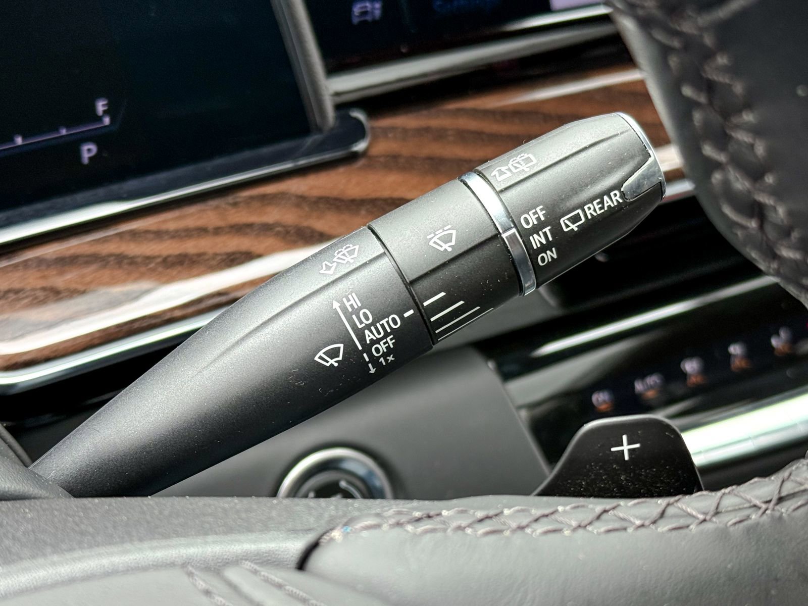 Certified 2022 Cadillac Escalade Premium Luxury Platinum w/ Heavy-Duty Trailer Package image 32