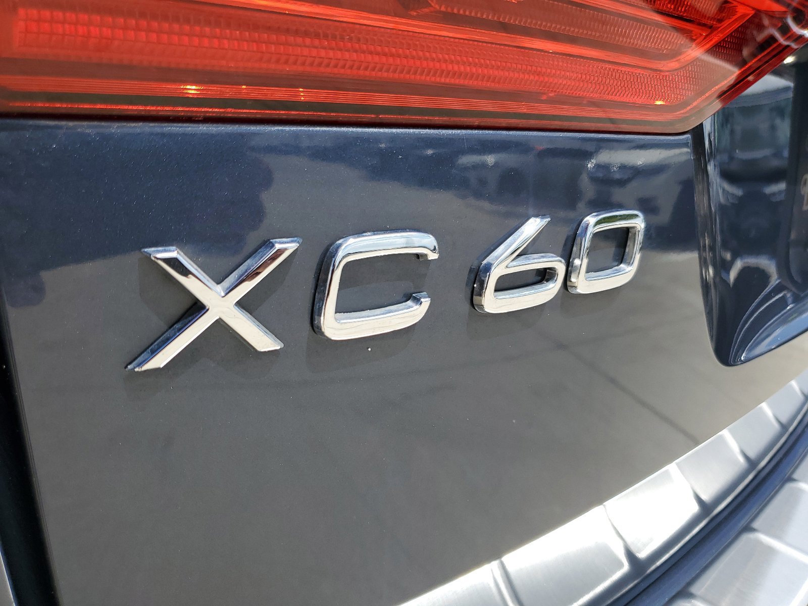 Used 2022 Volvo XC60 B5 Momentum w/ Protection Package Premier FWD image 11