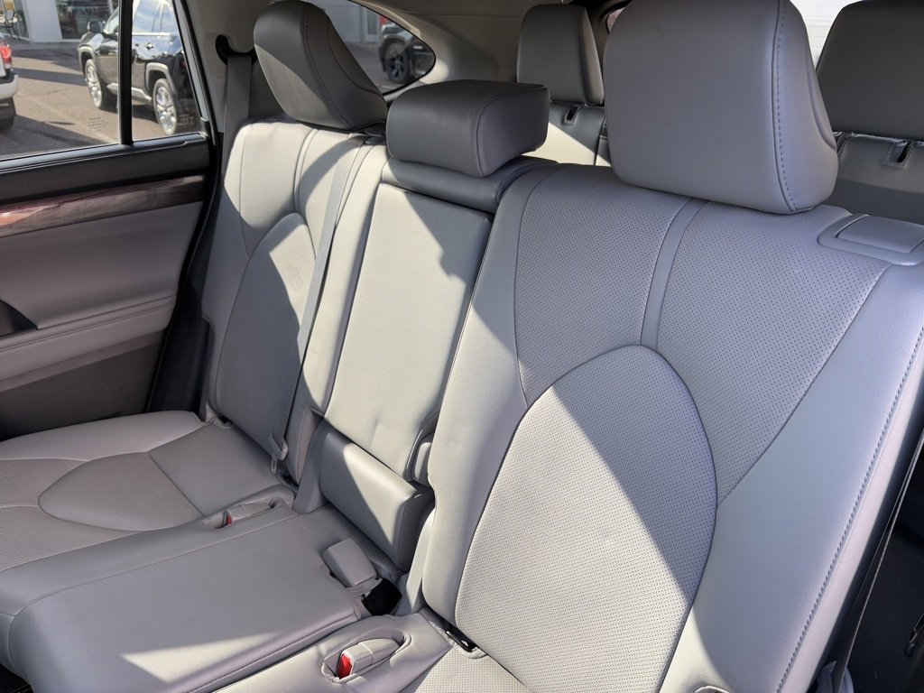Used 2023 Toyota Highlander Limited image 12