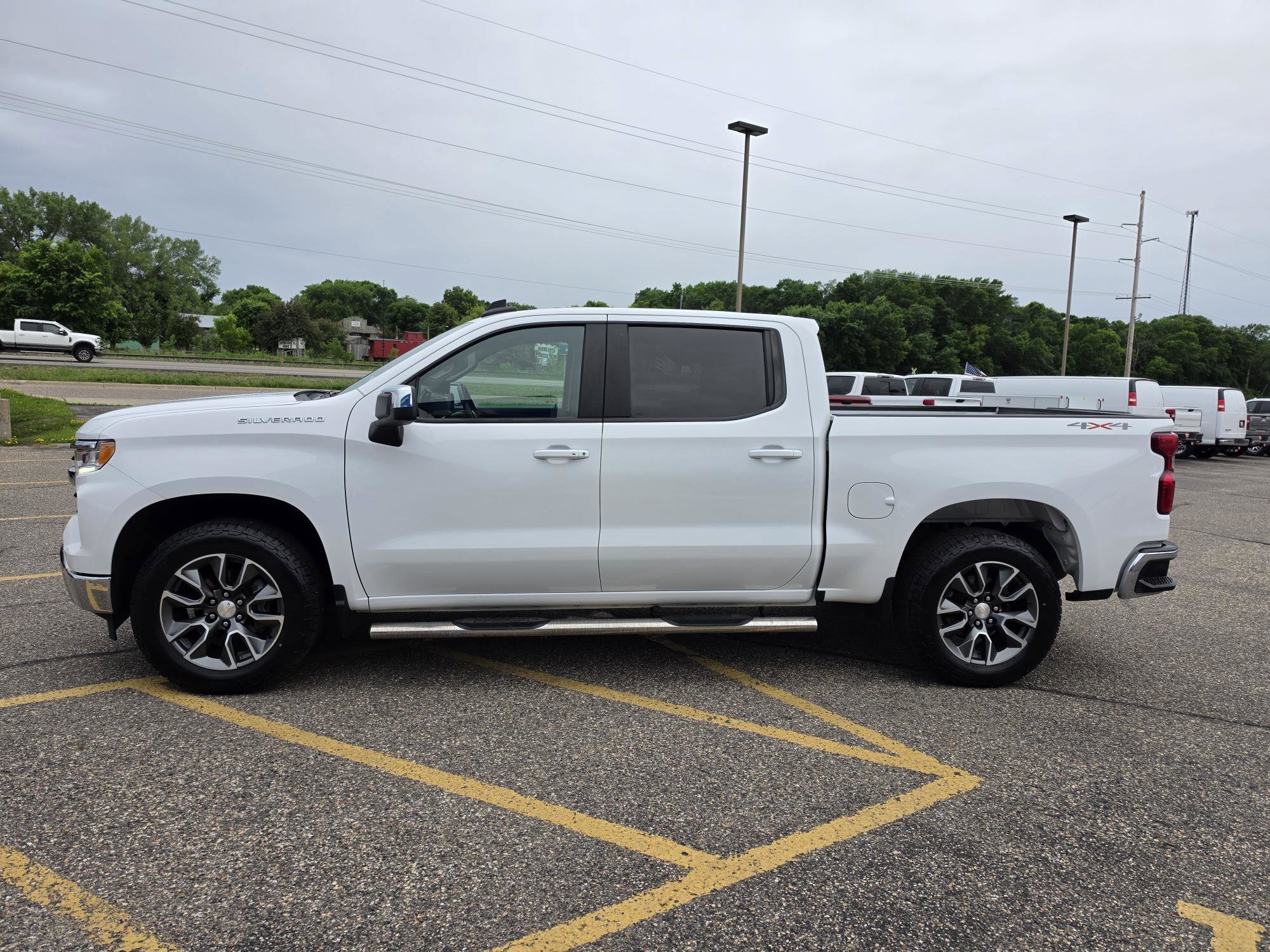 Used 2022 Chevrolet Silverado 1500 LT AWD/4WD image 2
