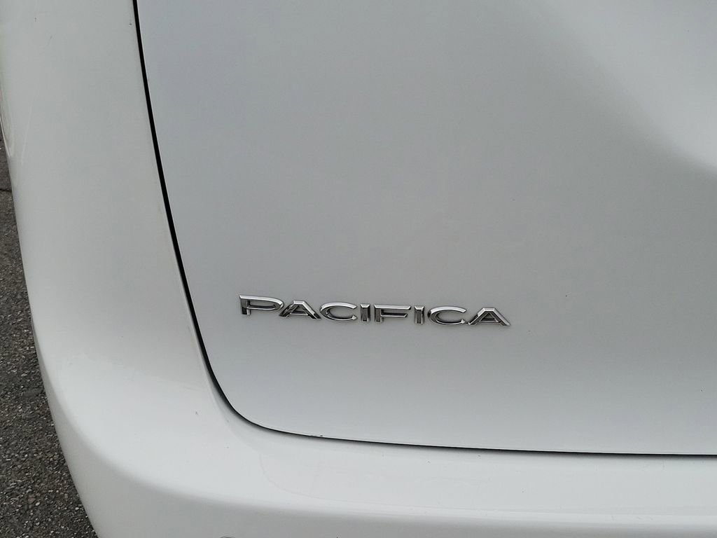 Used 2023 Chrysler Pacifica Touring-L image 25