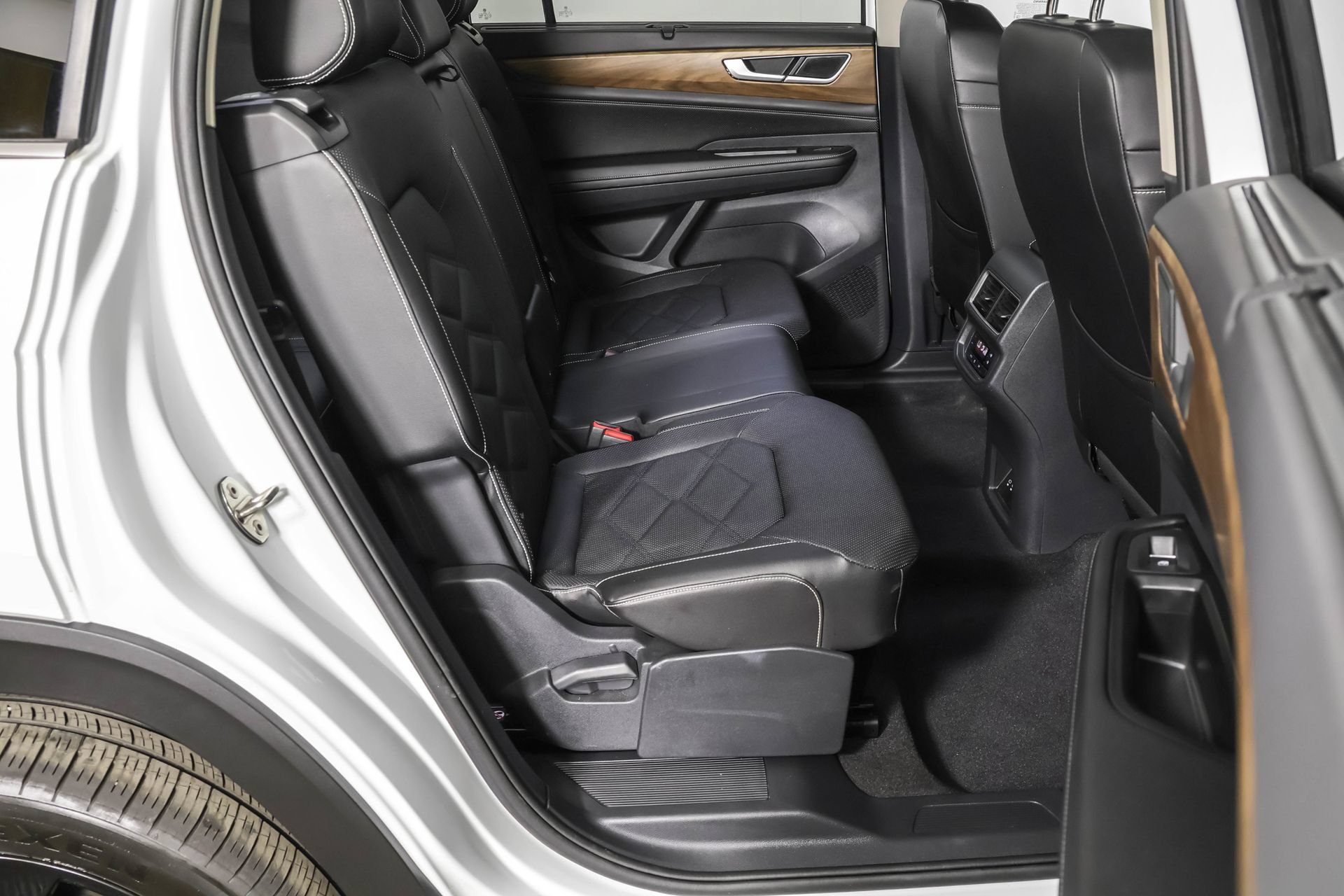 Used 2024 Volkswagen Atlas SE w/ Panoramic Sunroof Package AWD/4WD image 43