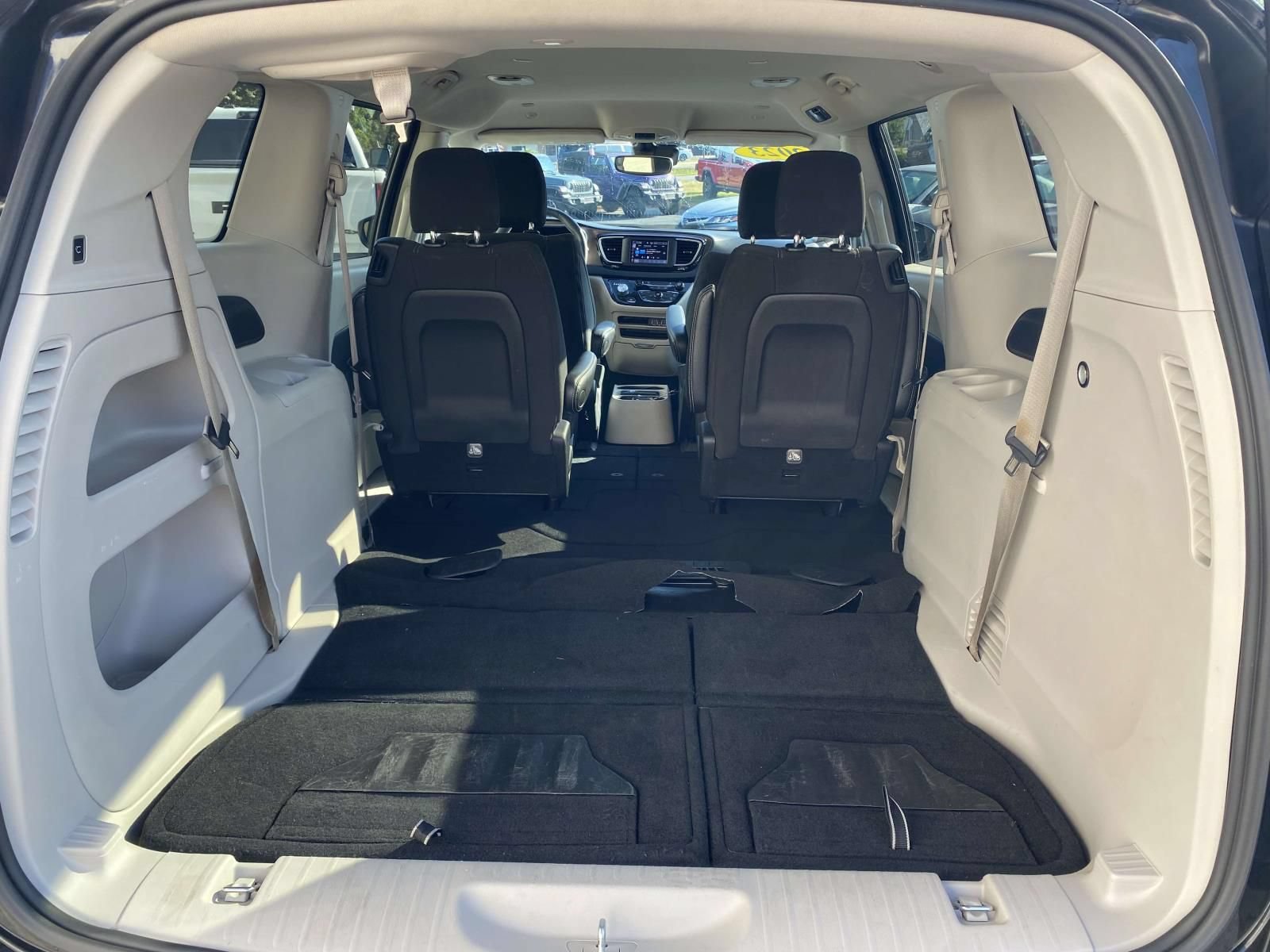 Used 2023 Chrysler Voyager LX FWD image 9