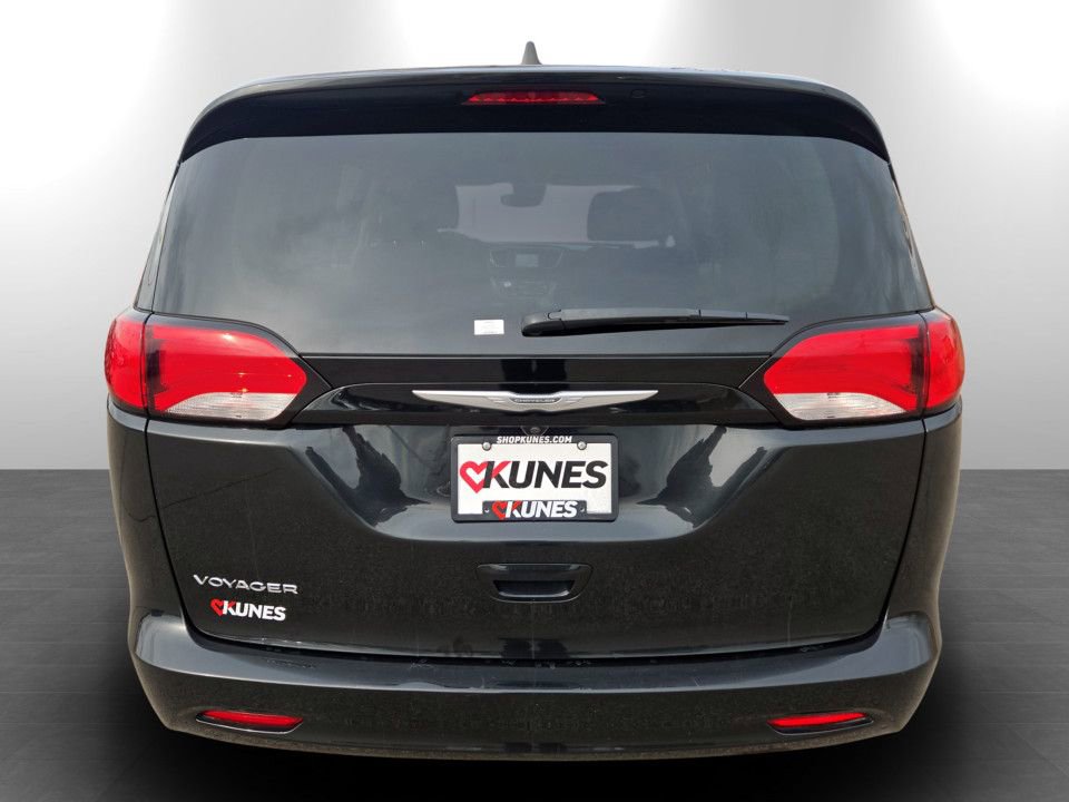 Used 2023 Chrysler Voyager LX image 8