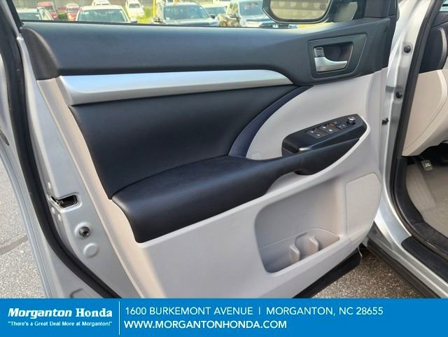 Used 2017 Toyota Highlander XLE w/ Carpet Mat Package AWD/4WD image 14