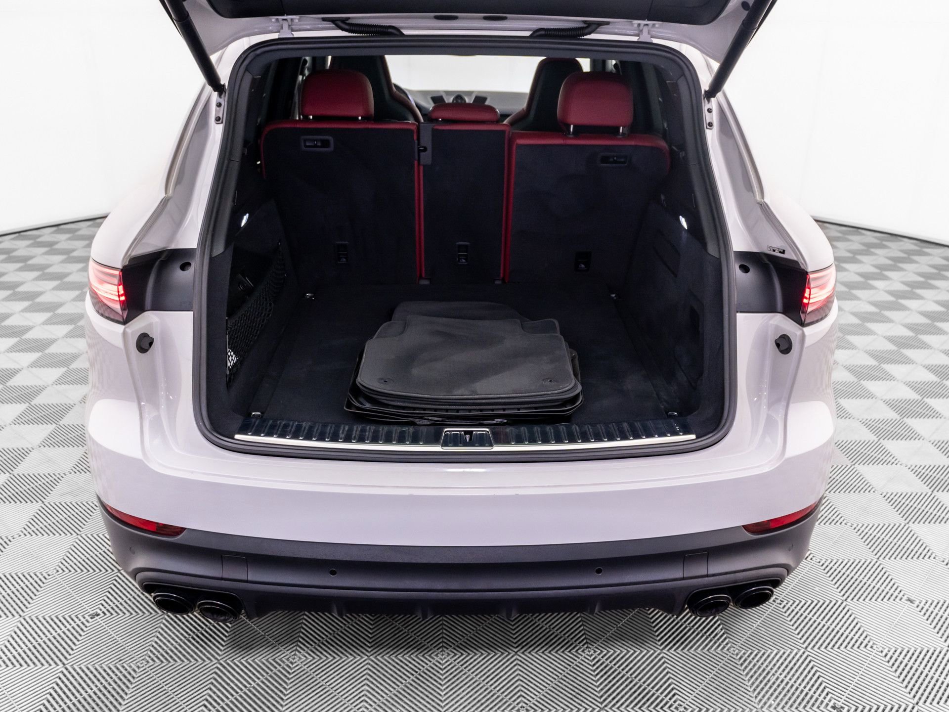 Certified 2023 Porsche Cayenne AWD/4WD image 31