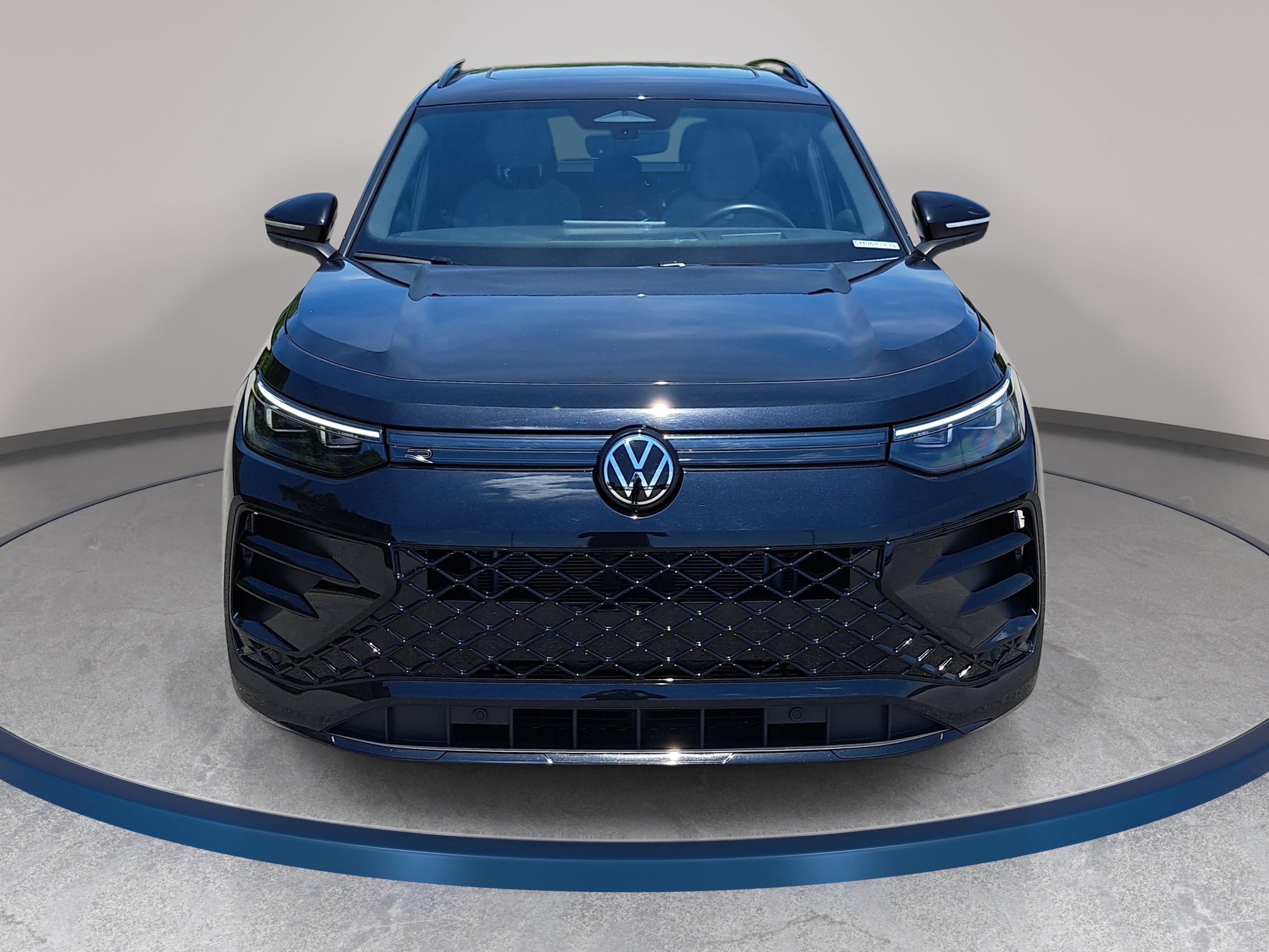 Used 2025 Volkswagen Tiguan SE R-Line AWD/4WD image 2