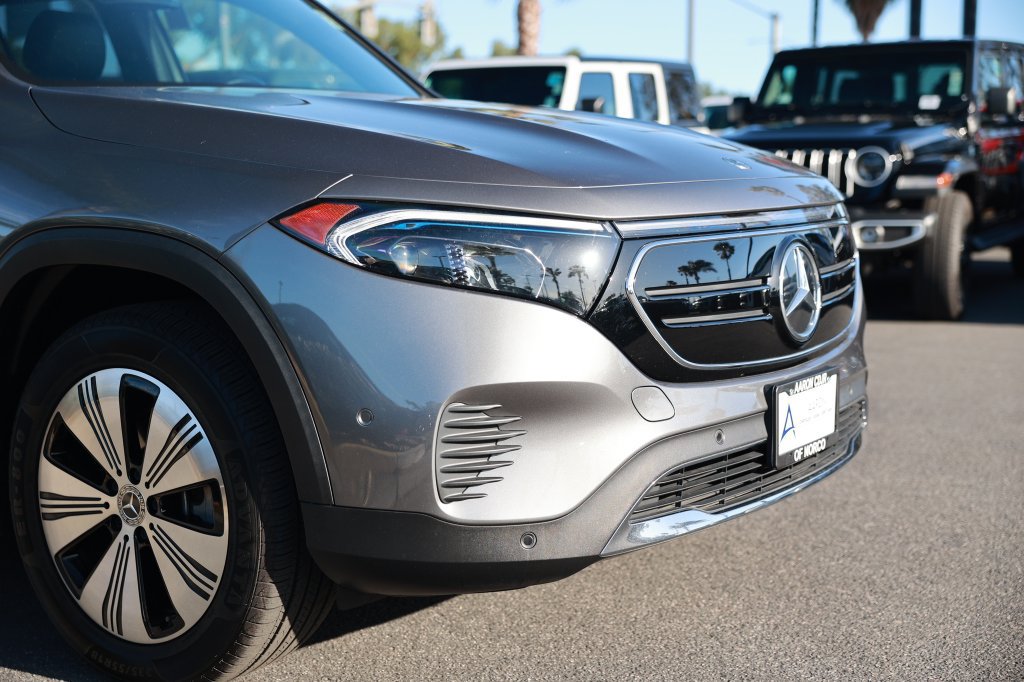 Used 2023 Mercedes-Benz EQB 300 4MATIC w/ Exclusive Package image 7
