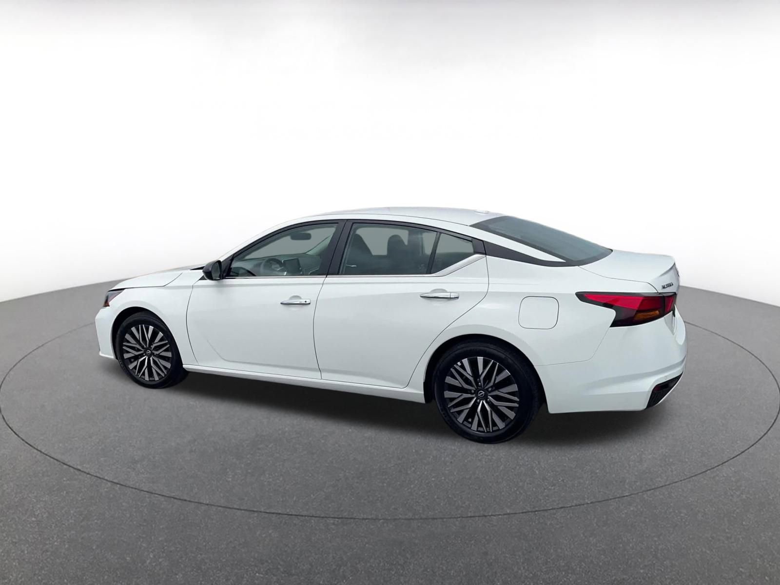 Used 2025 Nissan Altima 2.5 SV image 10