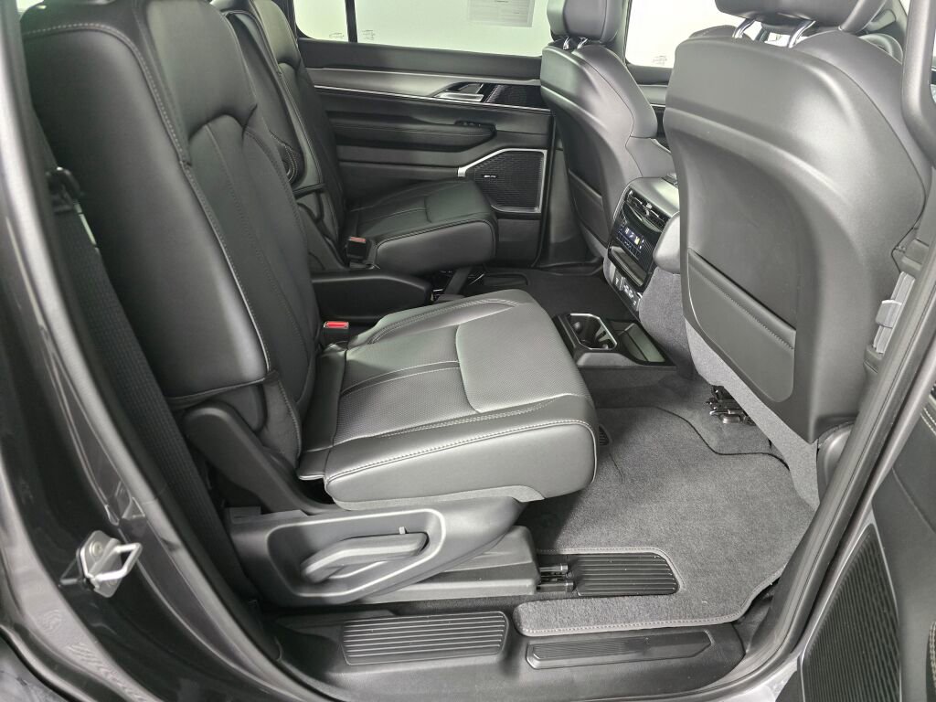 New 2026 Jeep Grand Wagoneer 4WD image 39