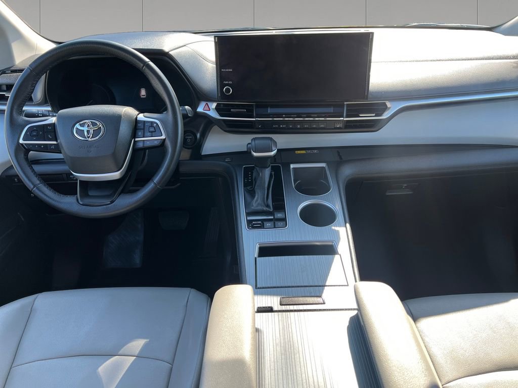Used 2025 Toyota Sienna XLE FWD image 12