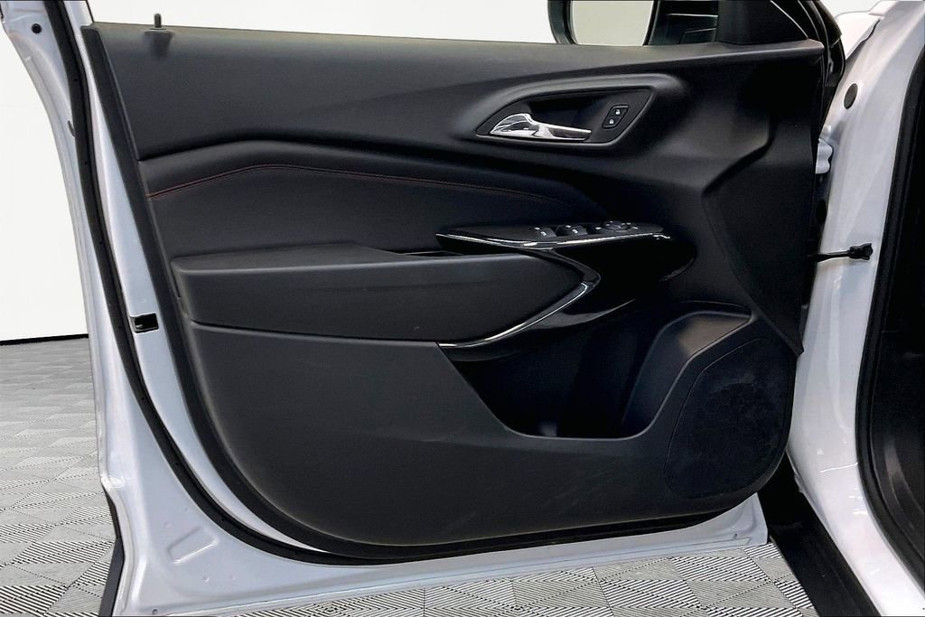 Used 2026 Chevrolet Trax RS w/ Sunroof Package FWD image 22