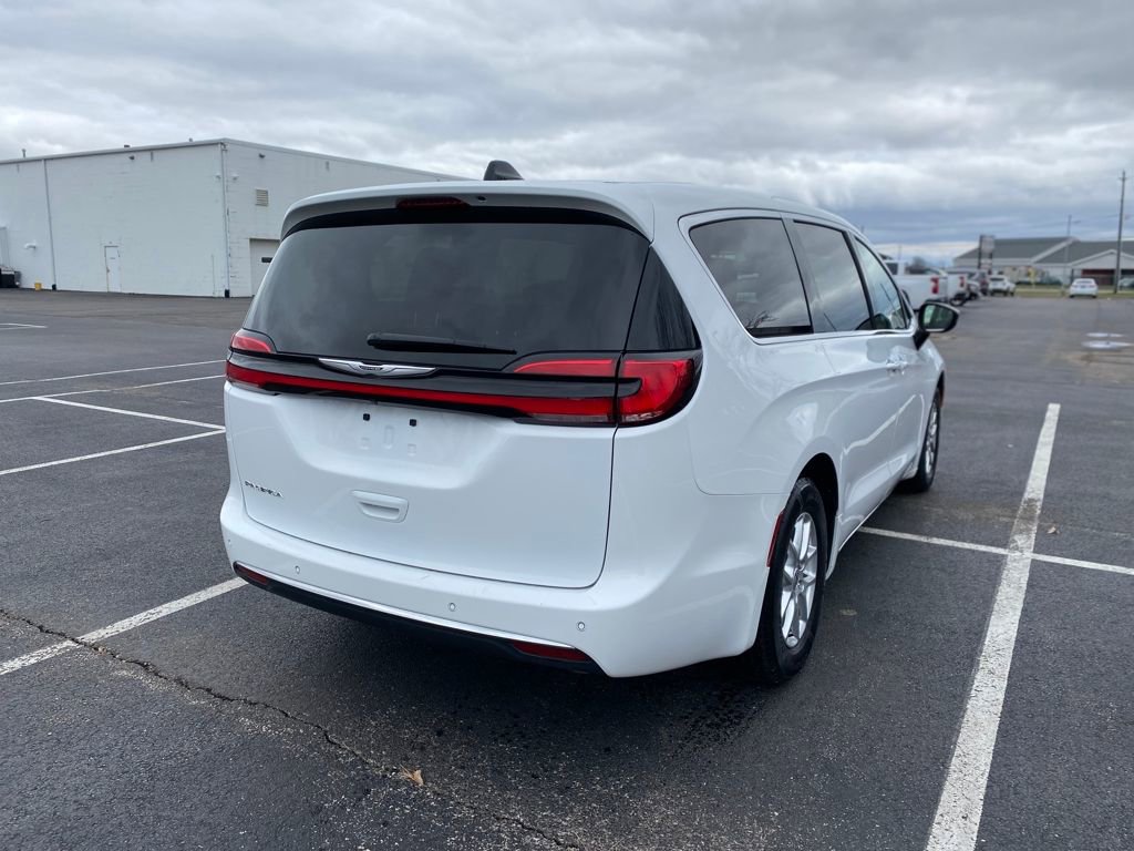 Used 2024 Chrysler Pacifica Touring-L image 7