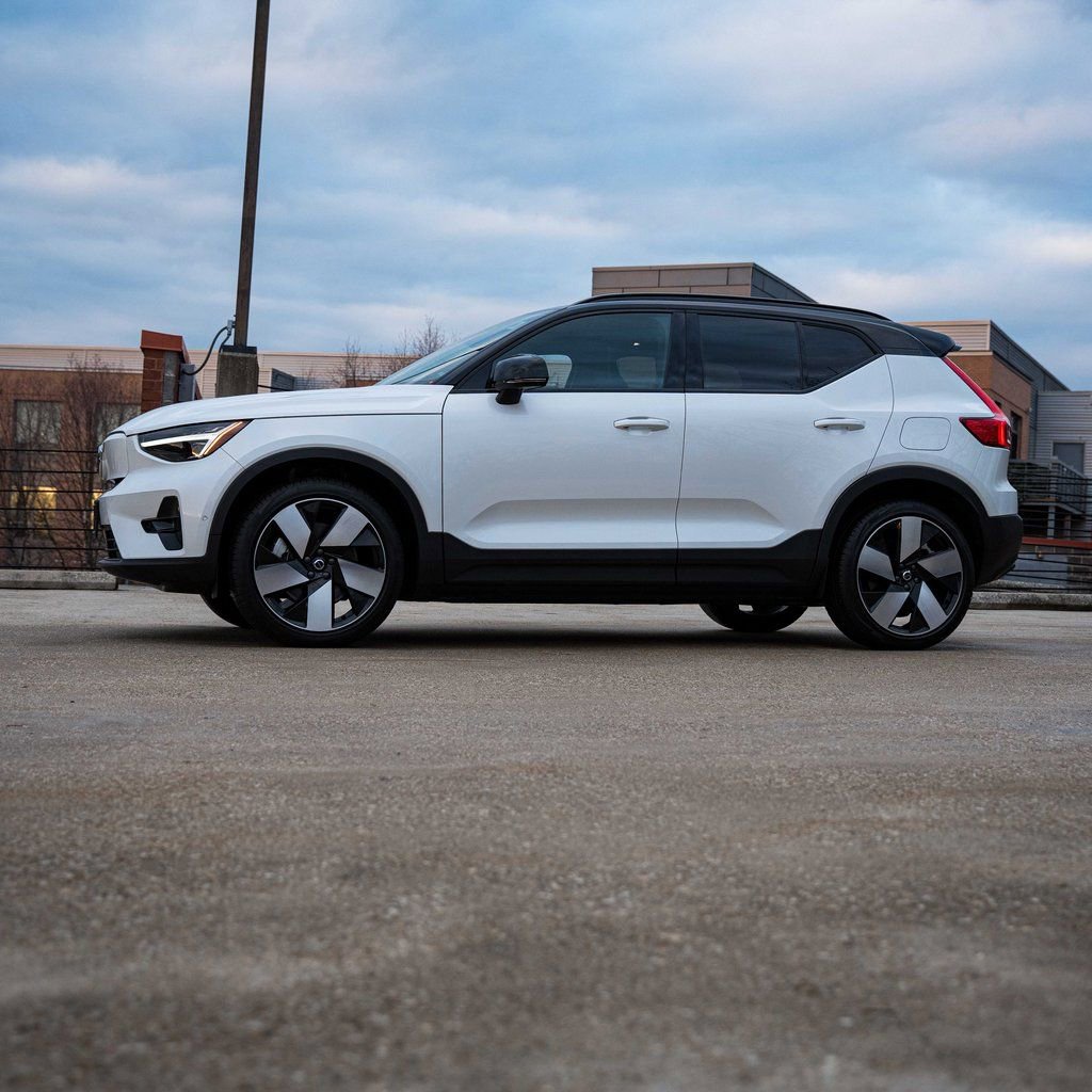 Certified 2024 Volvo XC40 Recharge Plus image 3