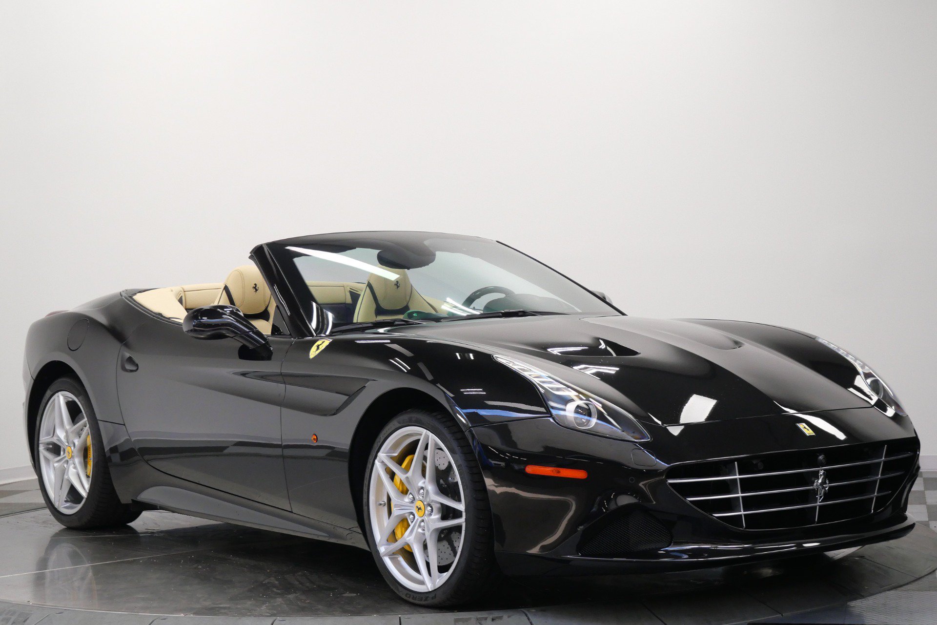 Used 2015 Ferrari California T RWD image 3
